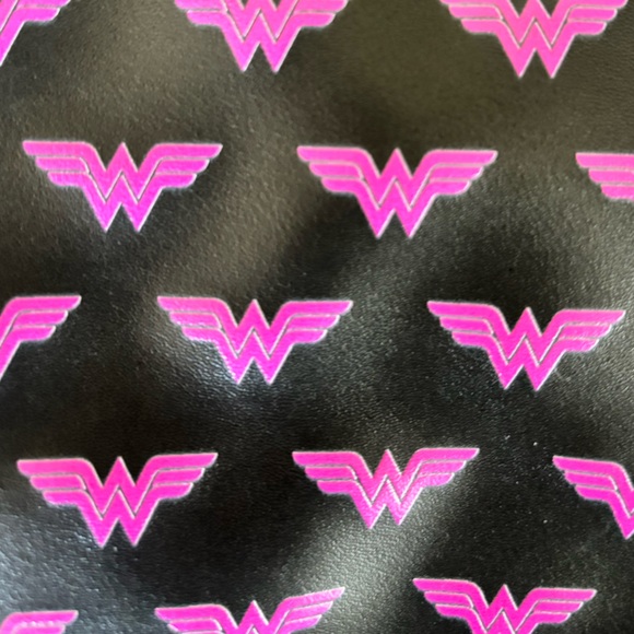 NWT DC Wonder Woman Pink and Black Crossbody Purse with 2 Removable Straps - Picture 3 of 7